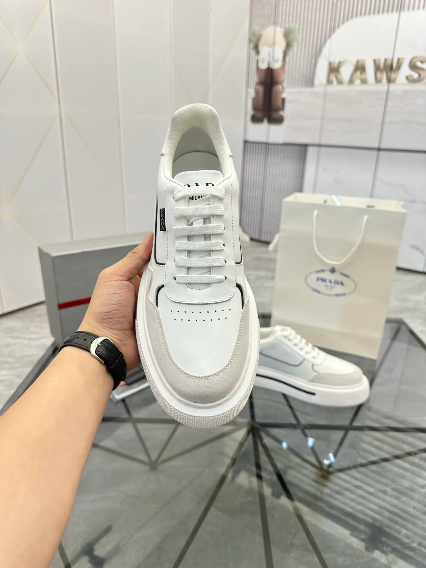 Men's shoes: 💰P580¥ High-end top quality Product trademark: Prada *"Prada*" low-top casual shoes Regular size: 38-45 (can be customized to 46) Product materials: imported first-layer cowhide stitching nubuck leather upper, breathable lining, cowhide foot pads, original ultra-light foam outsole. No.: 001